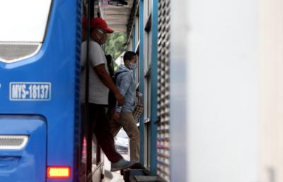 Penumpang turun di halte bus Transjakarta di kawasan TMII, Jakarta Timur, Kamis (18/3/2021).