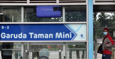 Calon penumpang berjalan di halte bus Transjakarta di kawasan TMII, Jakarta Timur, Kamis (18/3/2021).