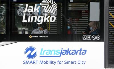 Penumpang di dalem Transjakarta di kawasan TMII, Jakarta Timur, Kamis (18/3/2021).