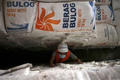 Pekerja menata stok beras di Gudang Bulog Kanwil DKI dan Banten, Kelapa Gading, Jakarta, Kamis (19/3/2021).