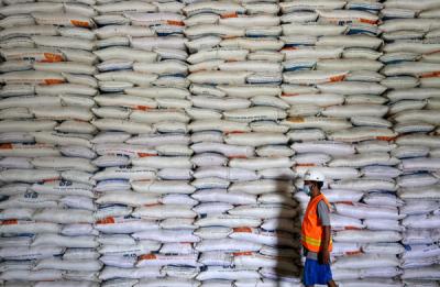 Pekerja menata stok beras di Gudang Bulog Kanwil DKI dan Banten, Kelapa Gading, Jakarta, Kamis (19/3/2021).