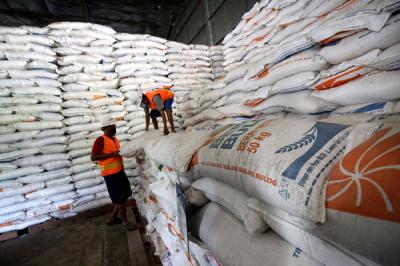 Pekerja menata stok beras di Gudang Bulog Kanwil DKI dan Banten, Kelapa Gading, Jakarta, Kamis (19/3/2021).