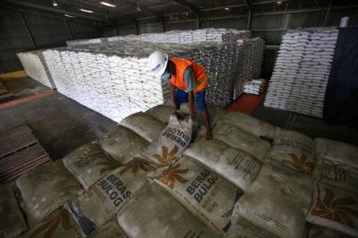 Pekerja menata stok beras di Gudang Bulog Kanwil DKI dan Banten, Kelapa Gading, Jakarta, Kamis (19/3/2021).