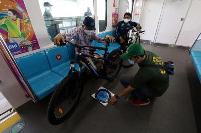 Dirut PT MRT Jakarta William Sabandar mengecek kesiapan gerbong dan jalur khusus bagi pesepeda non lipat di Jakarta, Jumat (19/3/2021).