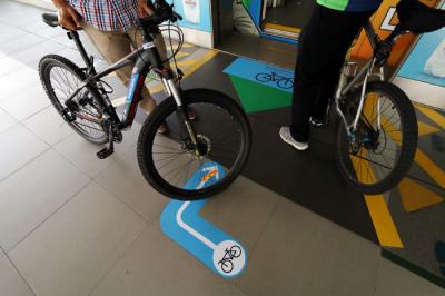 kesiapan gerbong dan jalur khusus bagi pesepeda non lipat di Jakarta, Jumat (19/3/2021).
