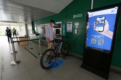 Dirut PT MRT Jakarta William Sabandar mengecek kesiapan gerbong dan jalur khusus bagi pesepeda non lipat di Jakarta, Jumat (19/3/2021).