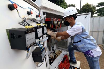Petugas PLN Unit Induk Distribusi Jakarta Raya melakukan pengecekan Power Bank PLN di Jakarta, Jumat (19/3/2021).