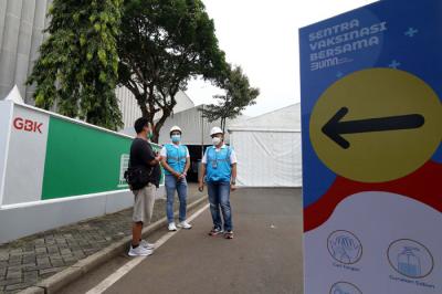 General Manager PLN Unit Induk Distribusi Jakarta Raya Doddy B Pangaribuan (kiri) dan petugas meninjau Power Bank PLN di Jakarta, Jumat (19/3/2021).