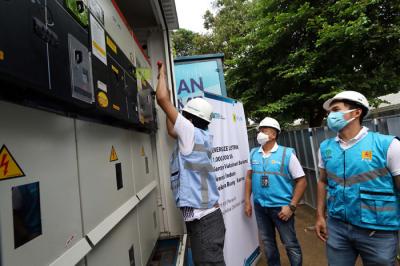 General Manager PLN Unit Induk Distribusi Jakarta Raya Doddy B Pangaribuan (kiri) dan petugas meninjau Power Bank PLN di Jakarta, Jumat (19/3/2021).