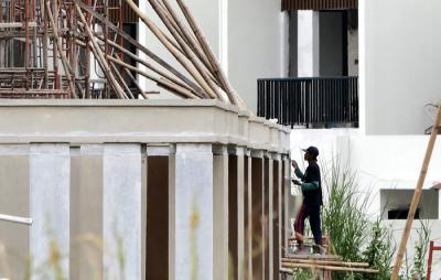 Pekerja menyelesaikan proyek pembangunan rumah di kawasan Cimanggis, Depok, Jawa Barat, Jumat (17/3/2021).