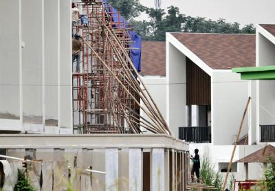 Pekerja menyelesaikan proyek pembangunan rumah di kawasan Cimanggis, Depok, Jawa Barat, Jumat (17/3/2021).