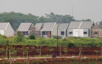 Pekerja menyelesaikan proyek pembangunan rumah di kawasan Cimanggis, Depok, Jawa Barat, Jumat (17/3/2021).