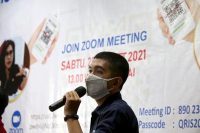 Asisten Manager Kantor Perwakilan Bank Indonesia Provinsi Jawa Timur Ramdha Dien Azka menjelaskan QRIS di Sidoarjo, Jawa Timur, Sabtu (20/3/2021).