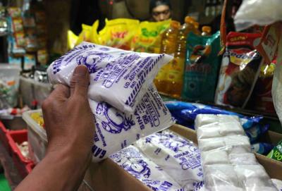 Pedagang menunjukkan garam di Pasar Inpres Tradisional Serdang, Kemayoran, Jakarta Pusat, Sabtu (20/3/2021).
