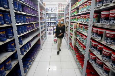 Karyawan sedang melakukan pengecekan barang di Mitra10 Pekayon, Kota Bekasi, Jawa Barat, Sabtu (20/3/2021).