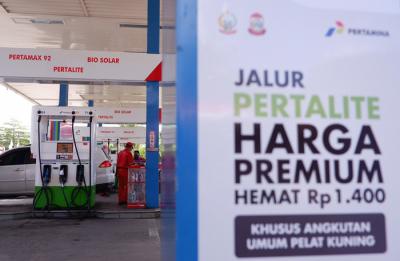 Pengendara melakukan pengisian bahan bakar minyak (BBM) di Stasiun Pengisian Bahan Bakar Umum (SPBU) Ratulangi, Makassar, Sulawesi Selatan, Minggu (21/3/2021).
