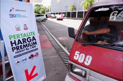 Pengendara melakukan pengisian bahan bakar minyak (BBM) di Stasiun Pengisian Bahan Bakar Umum (SPBU) Ratulangi, Makassar, Sulawesi Selatan, Minggu (21/3/2021).