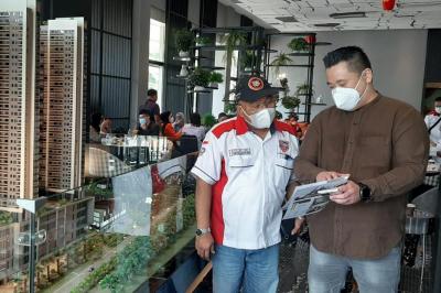 Direktur Collins Boulevard by Triniti Land Ronald Cassidy Jusuf (kanan) menjelaskan mengenai produk Tower ke-2 Collins Boulevard