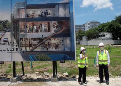 Direktur Pemasaran Intiland Harto Laksono dan Koordinator Pemasaran Tierra Koemalawati Angkadjaja meninjau pengembangan Superblok Tierra, Senin (22/3/2021).