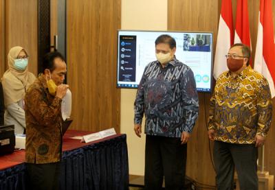 Menko Bidang Perekonomian Airlangga Hartarto (kiri) dan Menristek Bambang Brodjonegoro saat acara serah terima GeNose C19 di Jakarta, Senin (22/3/2021).