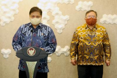 Menko Bidang Perekonomian Airlangga Hartarto (kiri) dan Menristek Bambang Brodjonegoro memberikan keterangan pers di Jakarta, Senin (22/3/2021).