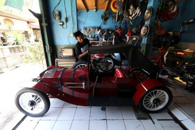 Pemilik bengkel Herman Doank menyelesaikan perakitan mobil veteran di bengkel miliknya di Pondok Aren, Tangerang, Banten, Senin (22/3/2021).