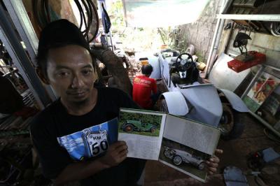 Pemilik bengkel Herman Doank menyelesaikan perakitan mobil veteran di bengkel miliknya di Pondok Aren, Tangerang, Banten, Senin (22/3/2021).