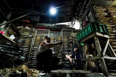 Pekerja menyelesaikan proses pembuatan oncom dari ampas tahu di Jakarta Barat, Senin (22/3/2021).