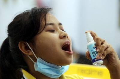 WTC eMall bekerjasama dengan PT.Dunia Milik Orang Berani (DMOB) menyerahan bantuan 2500 botol Hydro Oxy di WTC eMall, Surabaya, Jawa Timur, Senin (22/3/2021).