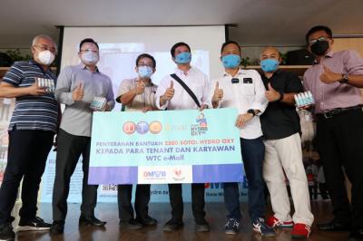 WTC eMall bekerjasama dengan PT.Dunia Milik Orang Berani (DMOB) menyerahan bantuan 2500 botol Hydro Oxy di WTC eMall, Surabaya, Jawa Timur, Senin (22/3/2021).