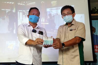WTC eMall bekerjasama dengan PT.Dunia Milik Orang Berani (DMOB) menyerahan bantuan 2500 botol Hydro Oxy di WTC eMall, Surabaya, Jawa Timur, Senin (22/3/2021).