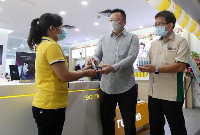 WTC eMall bekerjasama dengan PT.Dunia Milik Orang Berani (DMOB) menyerahan bantuan 2500 botol Hydro Oxy di WTC eMall, Surabaya, Jawa Timur, Senin (22/3/2021).