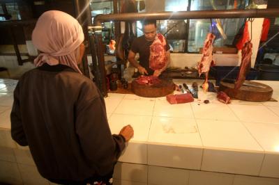 Pedagang melayani pembeli di Pasar Kramat Jati, Jakarta Timur, Selasa (23/3/2021).
