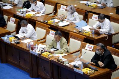Menteri Energi dan Sumber Daya Mineral (ESDM) Arifin Tasrif saat rapat kerja dengan Komisi VII DPR RI di Kompleks Parlemen, Senayan, Jakarta, Senin (22/3/2021).