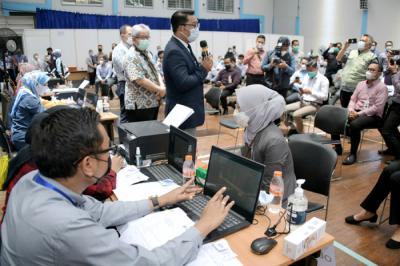 Gubernur Jawa barat Ridwan Kamil meninjau pelaksanaan vaksinasi massal di Gedung BJB Sport & Creative Center, Bandung, Jawa Barat. Selasa (23/3/2021).