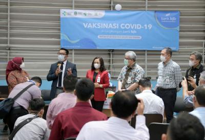 Gubernur Jawa barat Ridwan Kamil meninjau pelaksanaan vaksinasi massal di Gedung BJB Sport & Creative Center, Bandung, Jawa Barat. Selasa (23/3/2021).