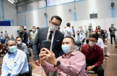 Gubernur Jawa barat Ridwan Kamil meninjau pelaksanaan vaksinasi massal di Gedung BJB Sport & Creative Center, Bandung, Jawa Barat. Selasa (23/3/2021).