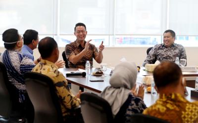 Executive Chairman MNC Group Hary Tanoesoedibjo melakukan pertemuan dengan CEO Lippo Karawaci & Director of Lippo Group John Riady di Jakarta, Rabu (24/3/2021).