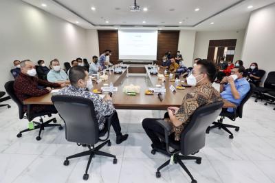 Executive Chairman MNC Group Hary Tanoesoedibjo melakukan pertemuan dengan CEO Lippo Karawaci & Director of Lippo Group John Riady di Jakarta, Rabu (24/3/2021).