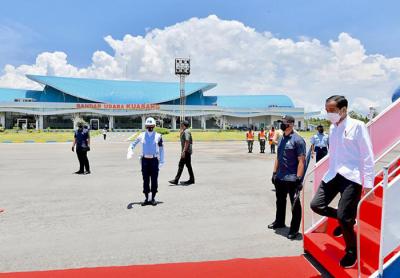 Presiden Jokowi saat tiba di Terminal Bandar Udara Kuabang, Halmahera Utara, Maluku Utara, Rabu (24/3/2021).