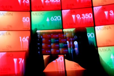 Pengunjung melintasi layar bursa saham di Bursa Efek Indonesia (BEI), Jakarta, Rabu (24/3/2021).