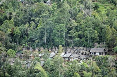 Gubernur Jawa Barat Ridwan Kamil saat mengunjungi Kampung adat Kasepuhan Ciptagelar di Desa Sinar Resmi, Cisolok, Kabupaten Sukabumi, Rabu (24/3/2021).