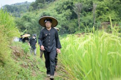 Gubernur Jawa Barat Ridwan Kamil saat mengunjungi Kampung adat Kasepuhan Ciptagelar di Desa Sinar Resmi, Cisolok, Kabupaten Sukabumi, Rabu (24/3/2021).