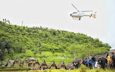 Gubernur Jawa Barat Ridwan Kamil saat mengunjungi Kampung adat Kasepuhan Ciptagelar di Desa Sinar Resmi, Cisolok, Kabupaten Sukabumi, Rabu (24/3/2021).