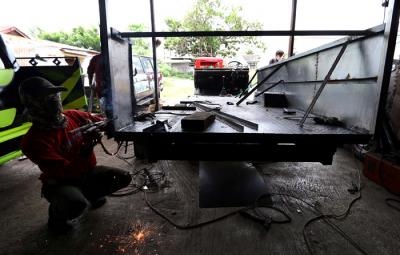 Pekerja menyelesaikan pembuatan mobil kereta wisata di kawasan Pondok Aren, Tangerang Selatan, Banten, Rabu (24/3/2021).