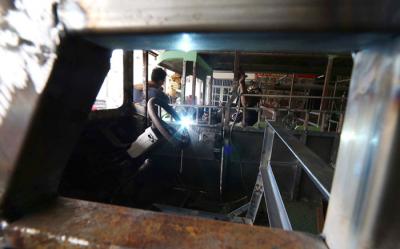Pekerja menyelesaikan pembuatan mobil kereta wisata di kawasan Pondok Aren, Tangerang Selatan, Banten, Rabu (24/3/2021).