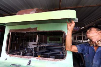 Pekerja menyelesaikan pembuatan mobil kereta wisata di kawasan Pondok Aren, Tangerang Selatan, Banten, Rabu (24/3/2021).