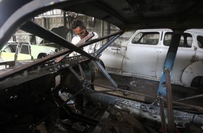 Warga menyelesaikan pembuatan mobil klasik di Gas+ Auto Engineering di kawasan Kranggan, Kota Bekasi, Jawa Barat, Rabu (24/3/2021).