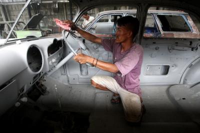 Warga menyelesaikan pembuatan mobil klasik di Gas+ Auto Engineering di kawasan Kranggan, Kota Bekasi, Jawa Barat, Rabu (24/3/2021).