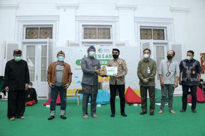Gubernur Jawa Barat M Ridwan Kamil melaksanakan tepas dengan tema apresiasi sarana terbaik bantuan sosial Provinsi Jawa barat tahun 2020.